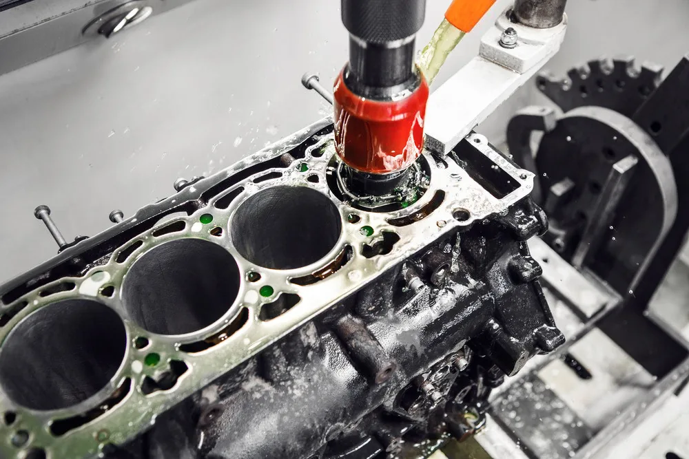 Honing head machining an engine cylinder bore, cutting a crosshatch pattern
