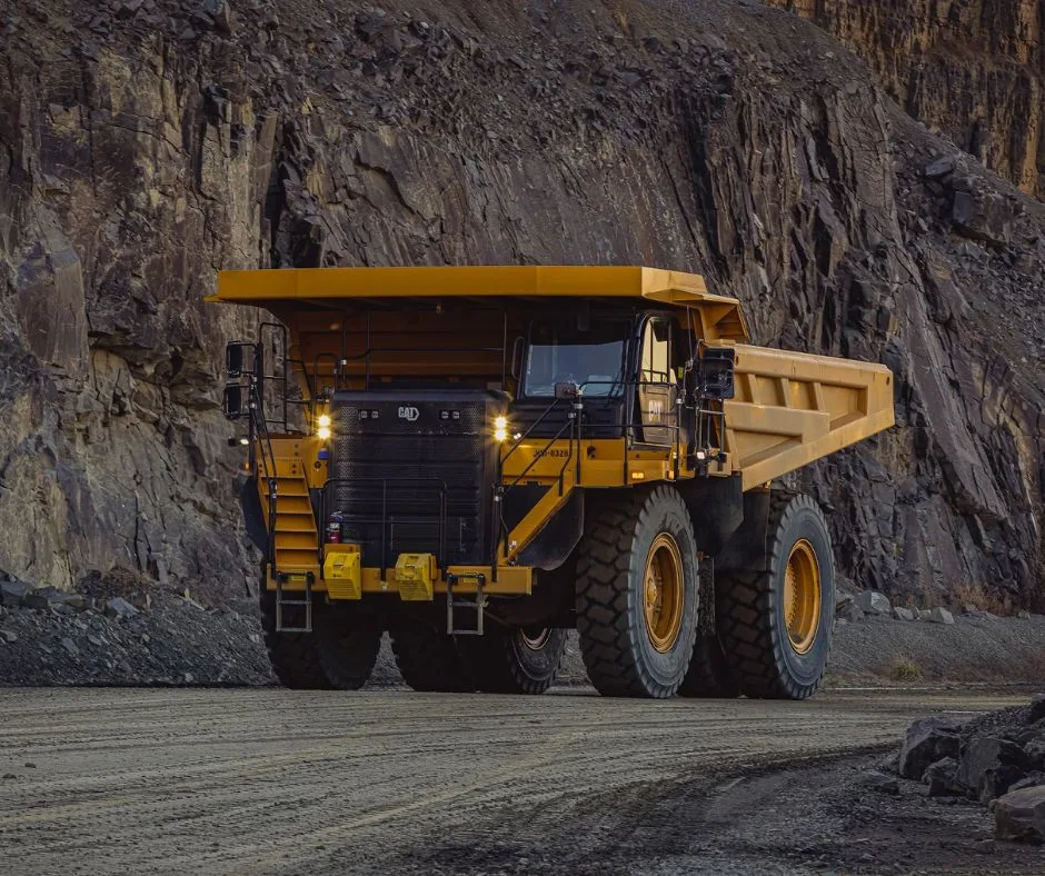 Карьерный самосвал Cat 777