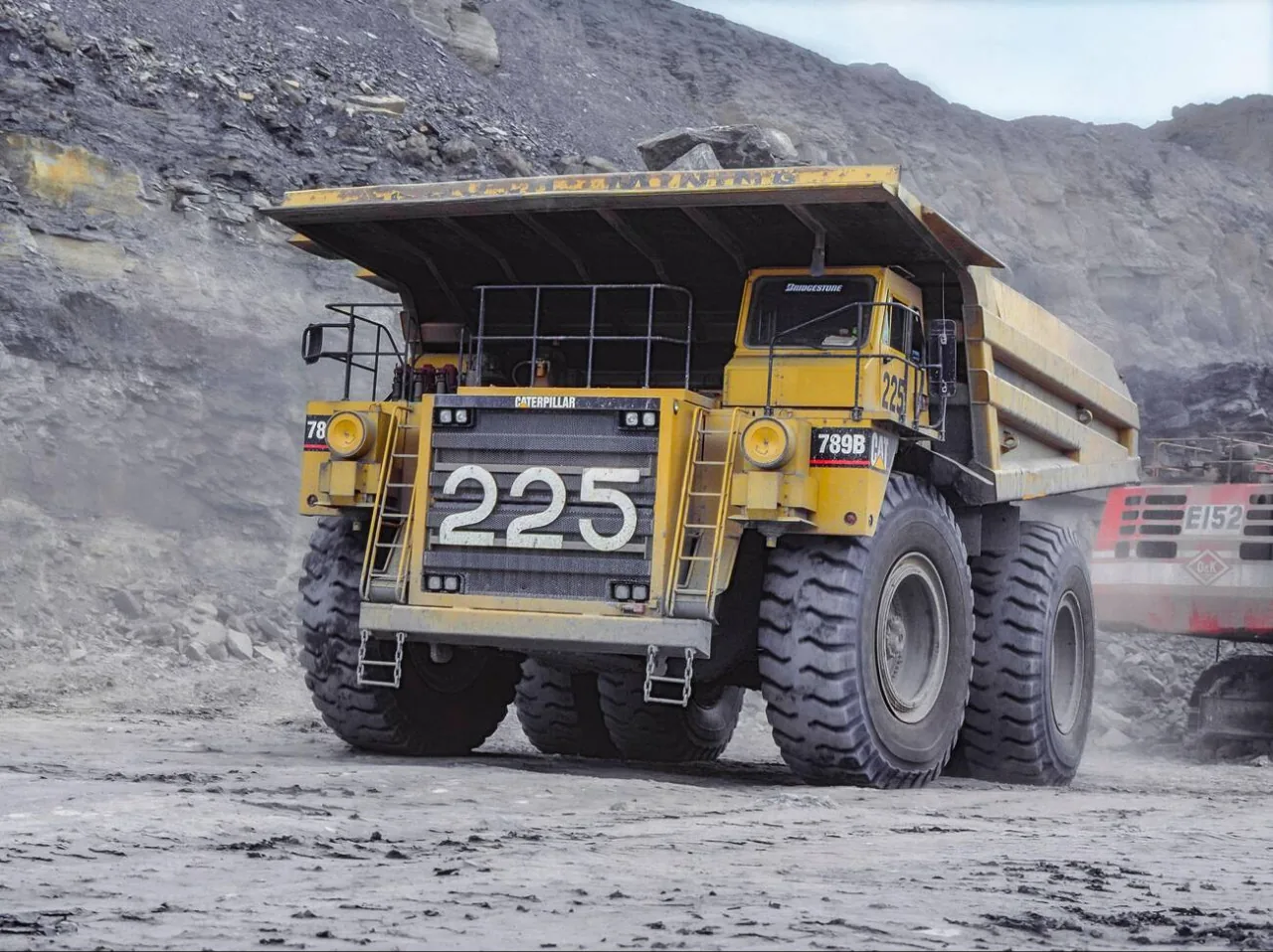 Горный самосвал Cat 789